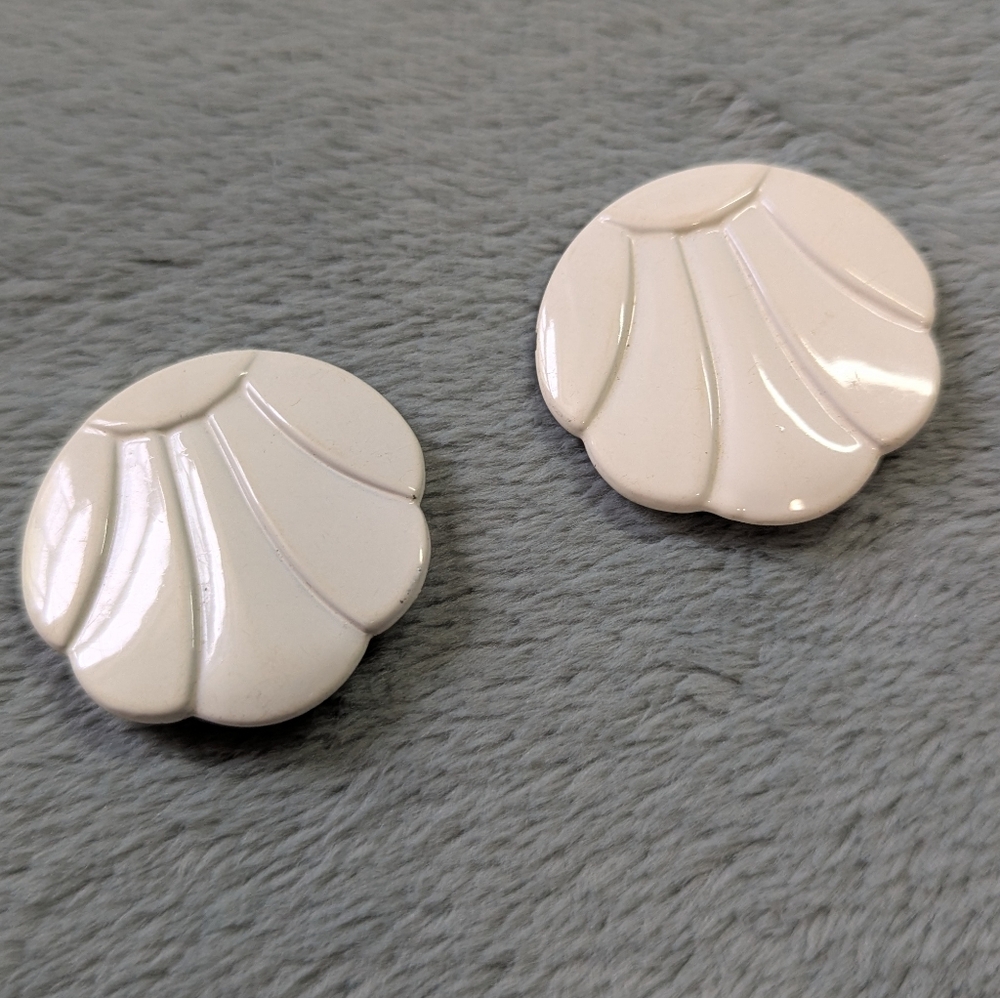 Vintage White Lightweight Metal Scallop Shaped Clip Earrings - Picture 7 of 7